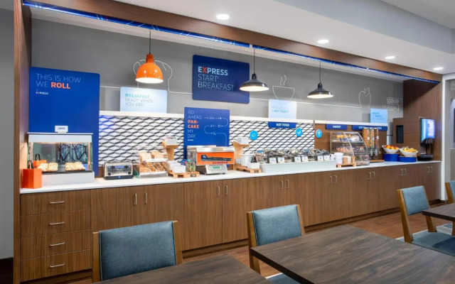 Holiday Inn Express Hotel & Suites Clinton by IHG