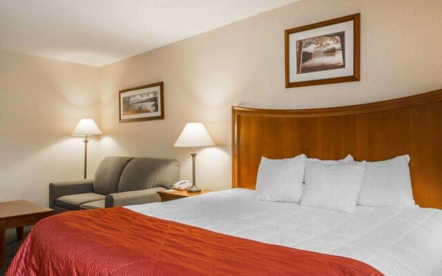 Clarion Inn & Suites at the Outlets of Lake George