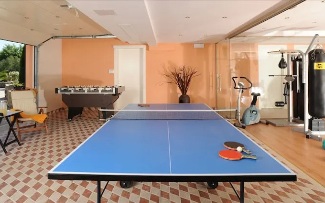 Beautiful 9-bed Villa in Gouvia With Tennis Court