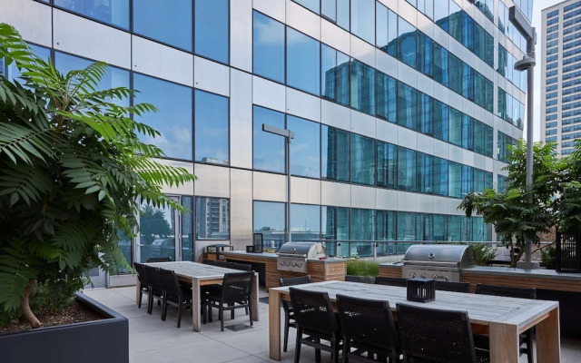 Top-tier Stay 49th Fl Lakefront City Views