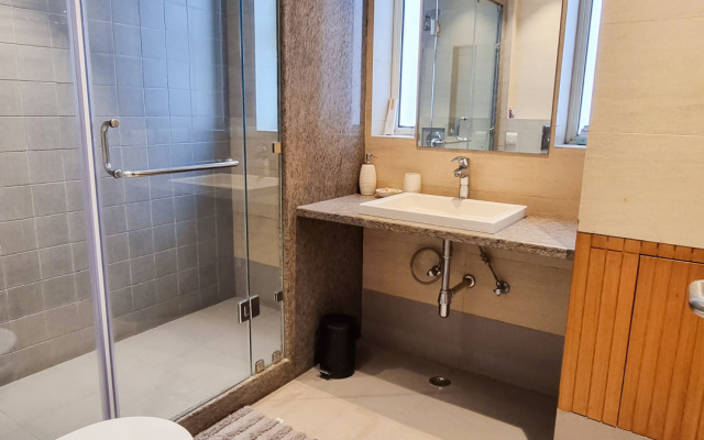 CRS Inn - A Premium Homestay ( near Cyber Hub)