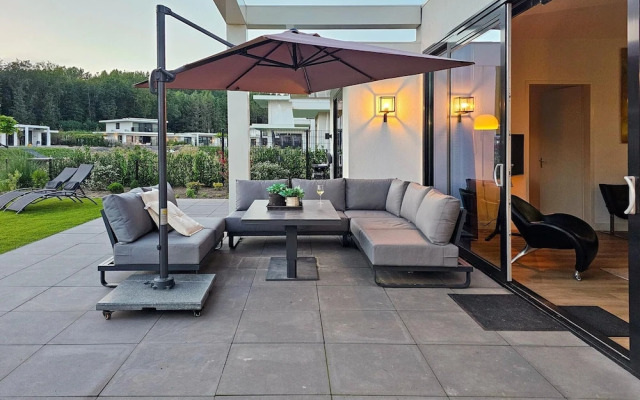 Luxury Villa With Veranda Screen Sups and Canoe