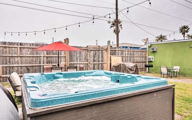 Cozy Galveston Apartment - Walk to Beach & Dining