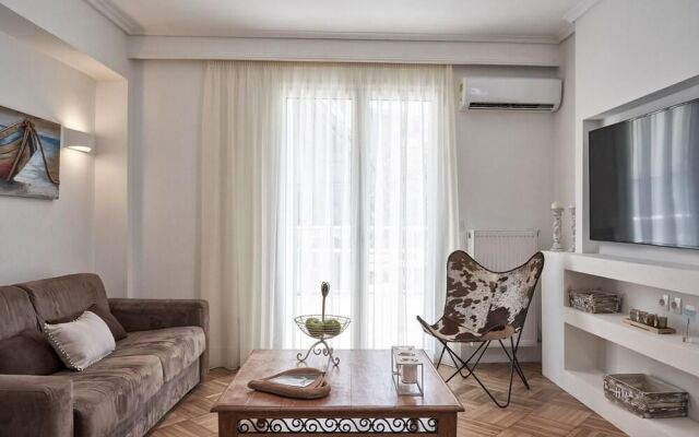 Marvelous n Bright Apartment next to Megaro Mousikis