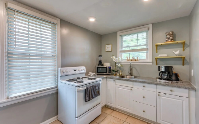 2 Mi to Dtwn Pensacola: Charming Apartment