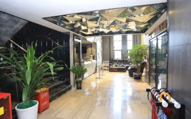 Qianhui Hotel (Chongqing Daping Longhu Times Tianjie Store)