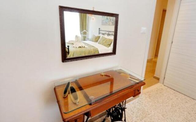 Oksana's Bernadette Apartment