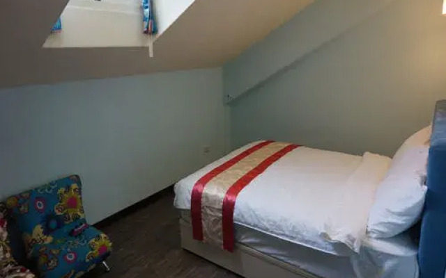 Famous Painting Town Hostel