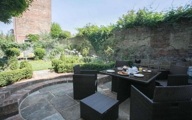 Medieval Town House - Walled Garden Sleeps 8