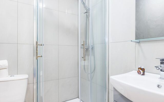 North West London Studio Apartment - Sleeps 3