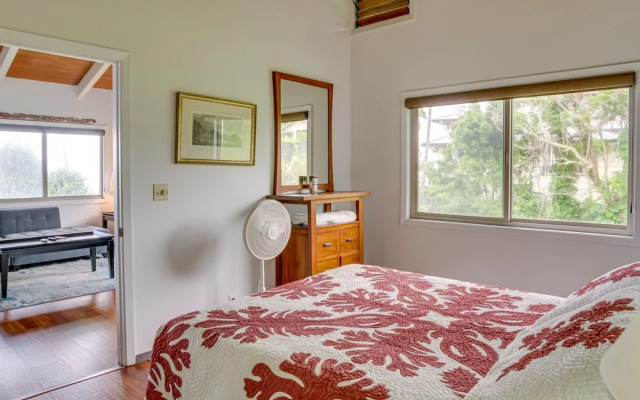 Hilo Home w/ Private Deck + Stunning Ocean Views!