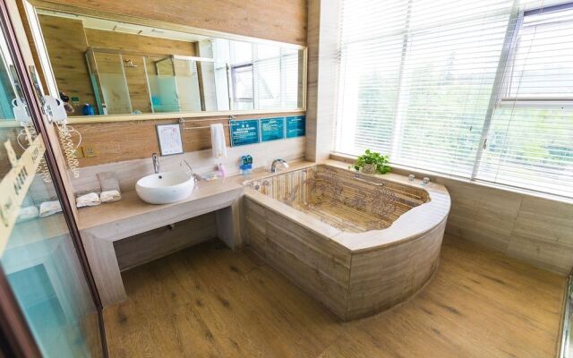 Fengxiang Hot Spring