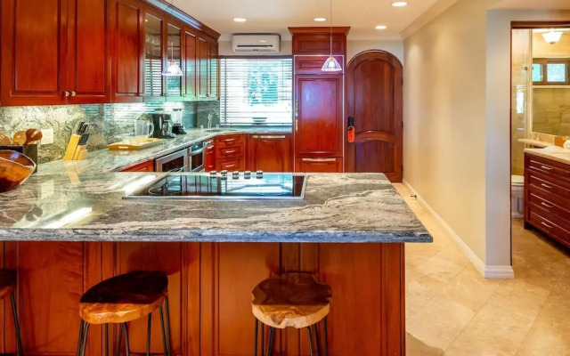 Exquisitely Adorned Luxury Unit Right on Flamingo Beach Sleeps 6