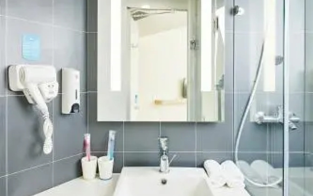 Huiyin Holiday Hotel (Hefei Silihe Vanke Branch)