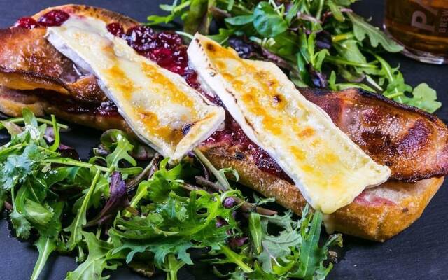 Three Horseshoes Inn