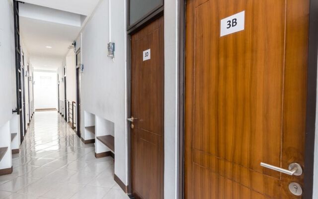 OYO 1598 Feby Inn Near RS Gandaria
