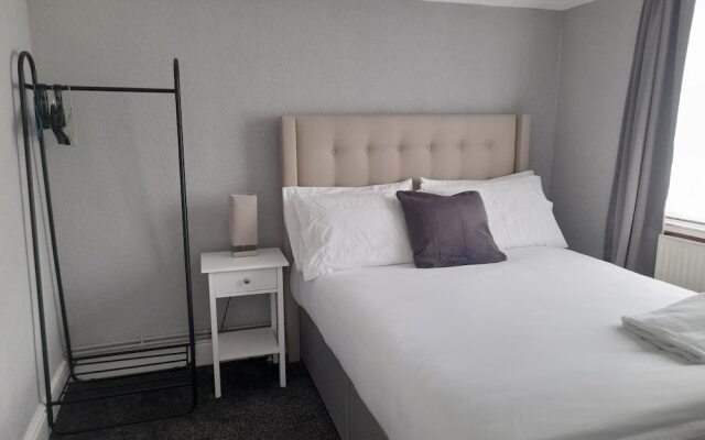 Bright 4-bed House 15 min to Manchester Centre