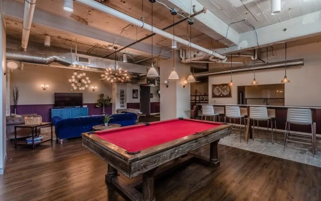 Visit Dallas From A Spacious 2-Bdrm Loft!