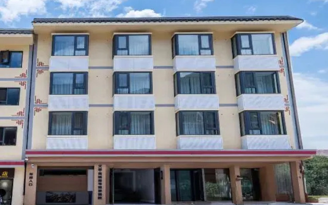Wen Ruo Gongga No.1 Scenic Courtyard