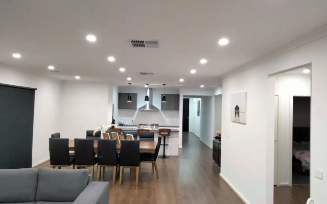 Modern & Cosey 4bedroom House Walk to Beach