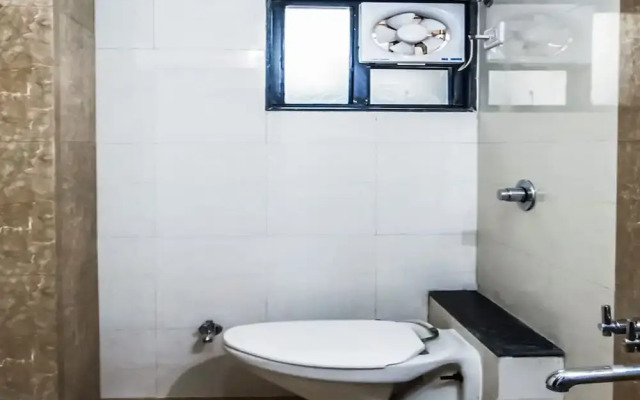 OYO 15650 Tourist Inn