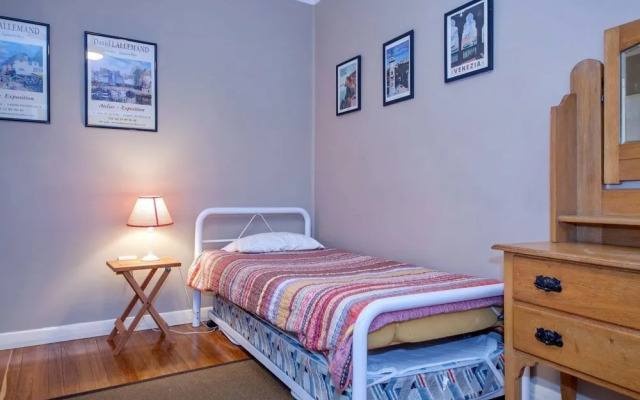 Christmas Bush Avenue No.11