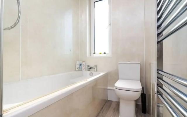 3 Bedroom Flat - Free Parking