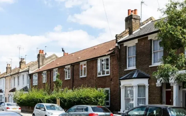 Modern Spacious Home In Well Connected Hammersmith