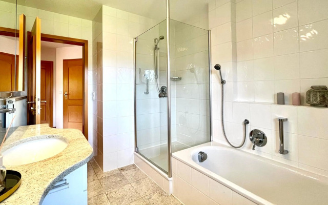 Wunderschöne Wohnung mit Balkon und Blick auf die Alpen