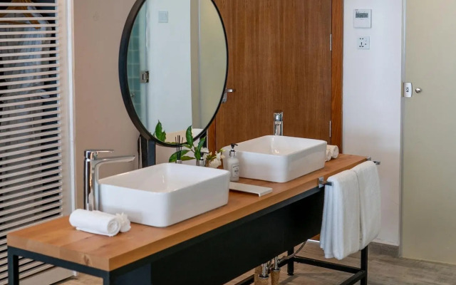 Le Mersenne Zanzibar, Autograph Collection