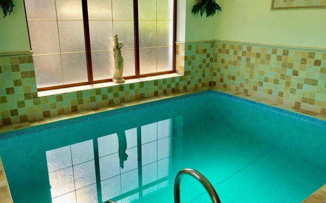 Guests house with amazing pool and sauna