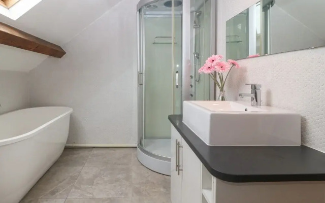 Apartment 2, Gorwel Glas