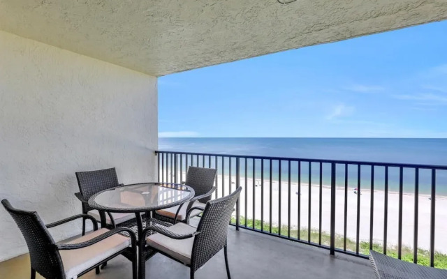 Inviting Beachfront Condo With Pool, spa and Views