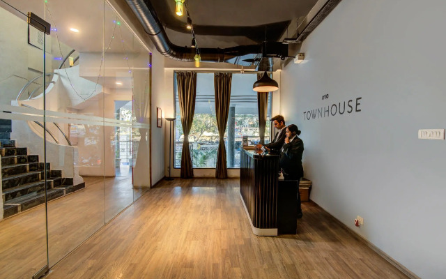 OYO Townhouse 021 Bombay Exhibition Centre