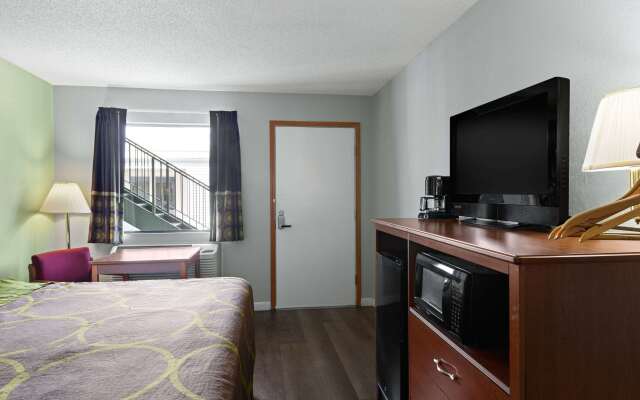 Super 8 by Wyndham Branson / Shepherd of the Hills Exwy