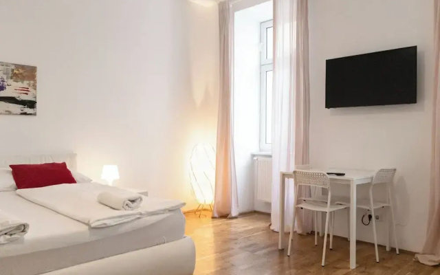 Welcoming 3BR Apt Steps From Belvedere