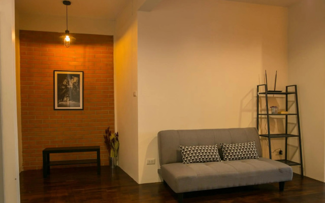 Chedi View Hostel & Rooftop Bar