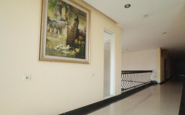 RedDoorz Plus near Green Pramuka Square Mall