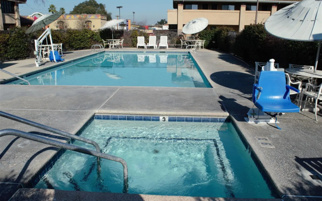 Motel 6 Oakdale, CA