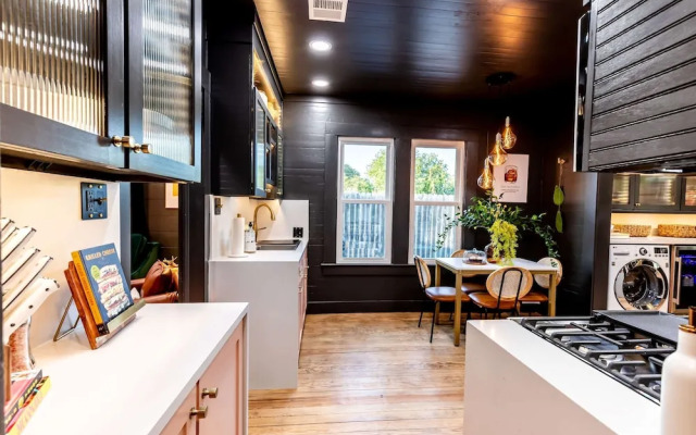 Best Location in Downtown NB Golf Cart Included!