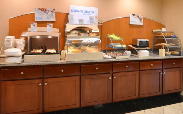 Holiday Inn Express & Suites Lathrop
