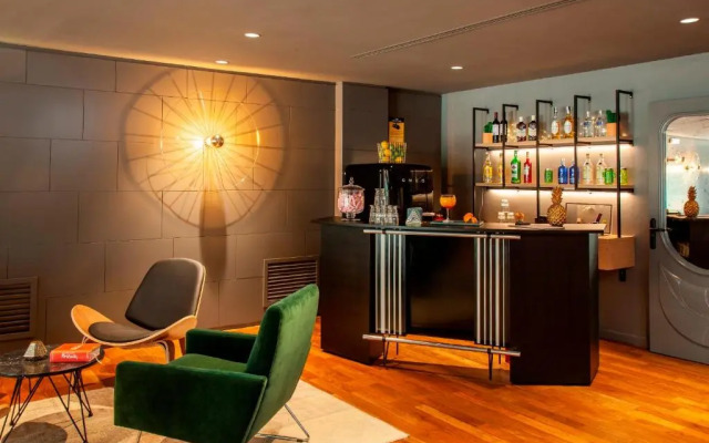 Chic & Basic Velvet Hotel