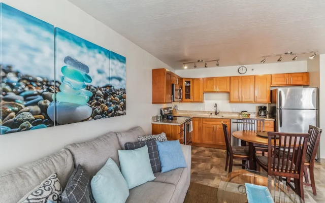Deluxe Ocean View Condo on 31st Floor - Free Parking & Wifi! by Koko Resort Vacation Rentals