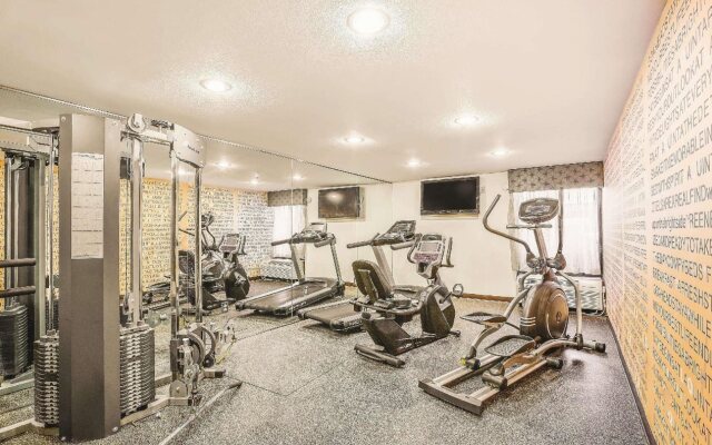 La Quinta Inn & Suites by Wyndham Oakland Airport Coliseum