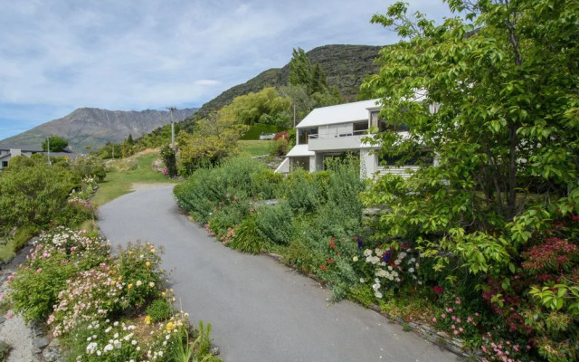 Libra Lake View Villa