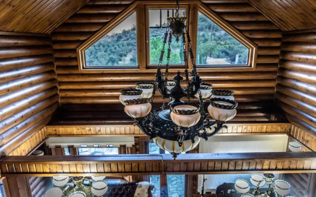 *2 bdr log house /mountains/Queen bed/fireplace