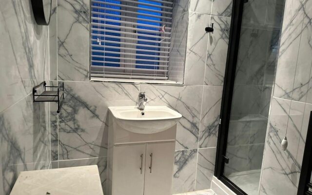 House - Sleeps 5 - Garden - Parking