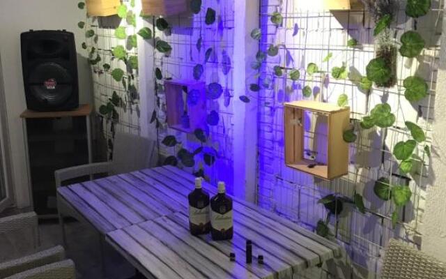 Kuca na reci za zurke atina s