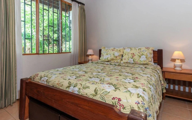 2BD Beauty With Big Pool - Walk to Beach