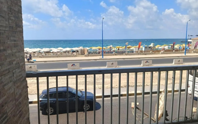 شقة علي البحر مباشرة في المندرة